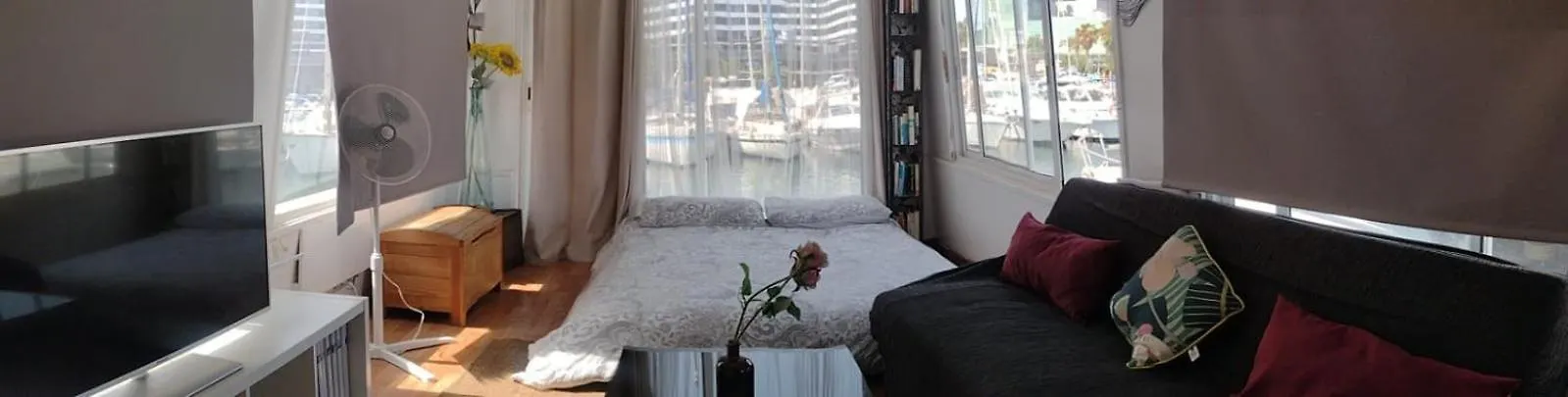 Botel Floating Home White House Barcelona